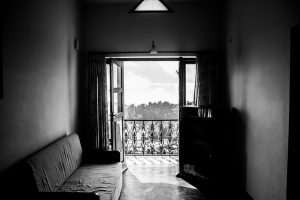 Piękny i zadbany balkon to atrakcyjny element każdego domu czy mieszkania. Gdy patrzymy na budynek z zewnątrz, balkony od razu przyciągają nasz wzrok, dlatego warto jest zadbać o to, aby ich wygląd był atrakcyjny. Co zatem sprawia, że jeden balkon jest piękniejszy od innych? Balustrada balkonowa Głównym elementem balkonu jest jego balustrada, która jest komponentem nie tylko praktycznym. Chociaż jej podstawową funkcją jest ogrodzenie balkonu oraz zabezpieczenie go, balustrada balkonowa może być także sposobem na wyrażenie naszego gustu. Od tego, jaką balustradę wybierzemy na nasz balkon, zależy postrzeganie naszego domu przez gości czy nawet przez przypadkowych przechodniów. Osoby, które chcą dbać o dom i jego wnętrze, starają się dekorować je według swojego gustu, ale także inspirują się światowymi trendami, powinny być świadome tego, że balustrada balkonowa jest ważnym elementem. Wybór balustrady nie powinien zatem być przypadkowy, gdyż źle dobrana balustrada może nawet zniszczyć wizerunek naszego domu. Urządzając balkon należy zatem pamiętać o poświęceniu czasu na wybranie odpowiedniej balustrady. Balustrada balkonowa – różne typy Wybór balustrady na balkon można podzielić na kilka etapów. Trzeba się zastanowić na przykład nad jej kolorem, wyglądem, dodatkowymi elementami ozdobnymi itd. Ale przede wszystkim musimy wiedzieć, z jakiego materiału ma być ona wykonana. Balustrada balkonowa powinna być nie tylko piękna, ale przede wszystkim trwała i odporna na różne warunki atmosferyczne, takie jak deszcz czy wysoka temperatura. Dobrym wyborem będzie balustrada balkonowa stalowa, pomalowana odpowiednimi farbami, dzięki czemu będzie idealnie wyglądać przez długie lata. Balustrada balkonowa może być również wykonana z odpowiednio zabezpieczonego trwałego drewna. Innym typem są balustrady balkonowe ze szkła, które nadaje jej nowoczesny wygląd. Balustrady balkonowe – jak wybrać? Wybór balustrady balkonowej powinien być przemyślany, abyśmy mogli cieszyć się nią przez długie lata. Na rynku znaleźć można najróżniejsze wzory balustrad. Proste, zakrzywione, zaokrąglone, z ozdobnymi elementami, takimi jak: rozety, wzór grecki czy motywy florystyczne – wszystko zależy od naszego gustu i od wyglądu balkonu, jaki chcemy uzyskać. Jeśli szukamy balustrady balkonowej do domu w stylu nowoczesnym, warto jest wybrać balustrady minimalistyczne. Proste, klasyczne formy sprawdzają się zawsze – i dotyczy to każdego elementu wyposażenia, nie tylko balustrad. Natomiast jeśli chcemy aby balustrada balkonowa stanowiła ciekawą ozdobę, wtedy warto rozważyć coś niestandardowego. Można na przykład wybrać balustradę w kształcie wijących się gałęzi. Będzie to z pewnością nietypowy element dekoracyjny naszego domu.