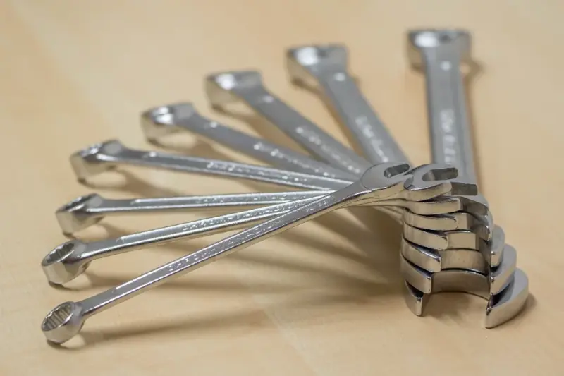 Czym kierować się przy wyborze kluczy płasko-oczkowych